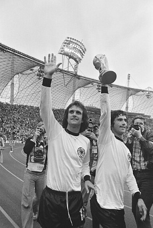 Мюллер (справа) празднует победу на чемпионате мира по футболу 1974 года