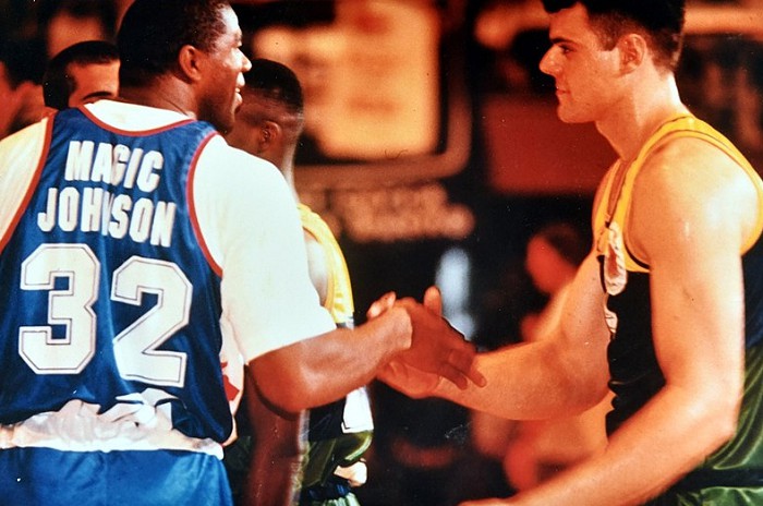 Джонсон приветствует местного игрока во время своего тура с командой Все звезды. Аргентина, 1994 г.