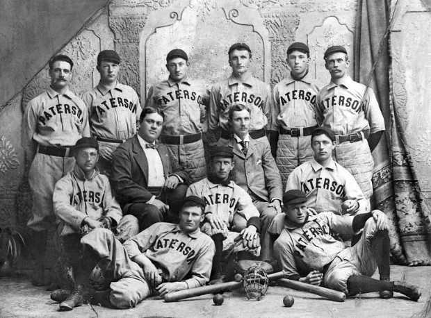 Вагнер (третий слева в заднем ряду) в роли игрока команды «Патерсон Силк Сокс»,1897 г.