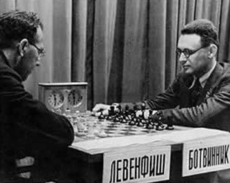 М. Ботвинник (справа) во время матча против Г. Левенфиша в 1937 году