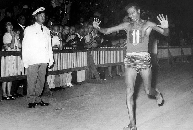 Абебе Бикила на финише марафона на Олимпийских играх. 1960 год, Рим