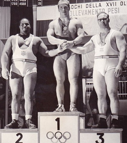 Власов (в центре) на пьедестале на Олимпийских играх 1960 года в Риме