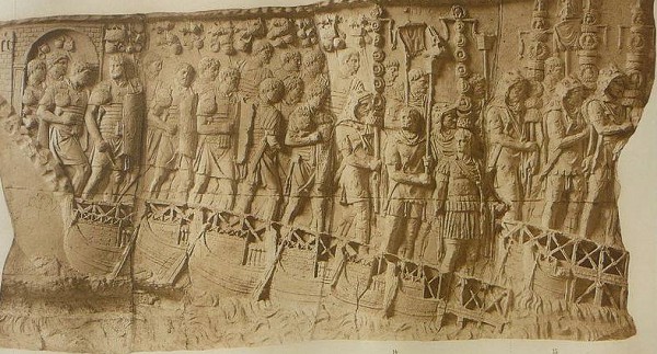 Римские легион на марше. Легионеры идут по мосту, положенному поверх плотно скрепленых лодок, переправляясь через реку