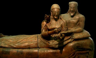 этрусский саркофаг супругов из некрополя Бандитачча. Полихромная терракота, VI век до н. э., музей Виллы Джулиа, Рим