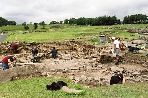 Археологи раскапывают римский форт на территории Англии
