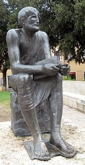 Современный памятник Варрону в г. Риети, Италия