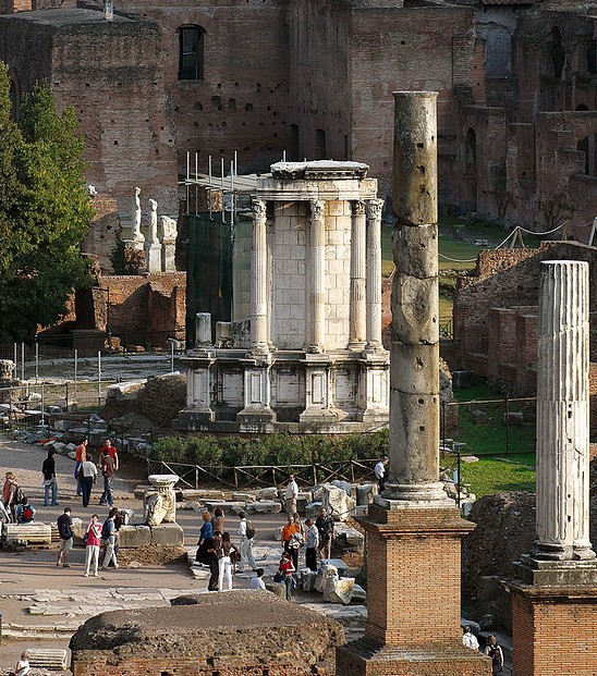 Руины храма Весты на Римском форуме