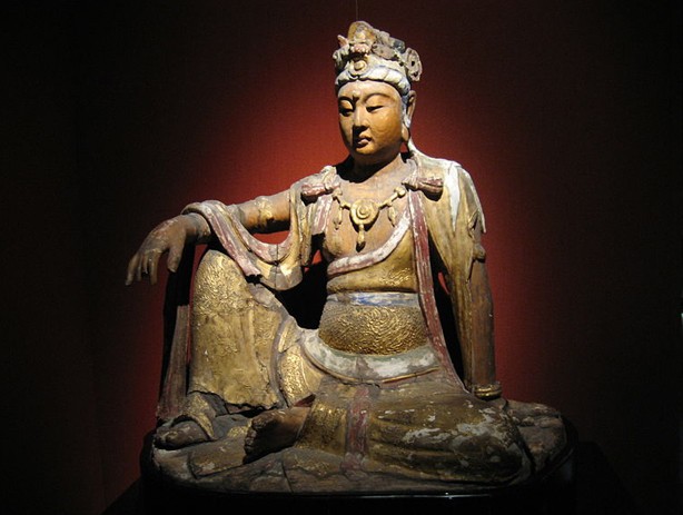 Деревянная золоченая фигура Будды (бодхисатвы). Китай 10–13 вв. Шанхайский музей