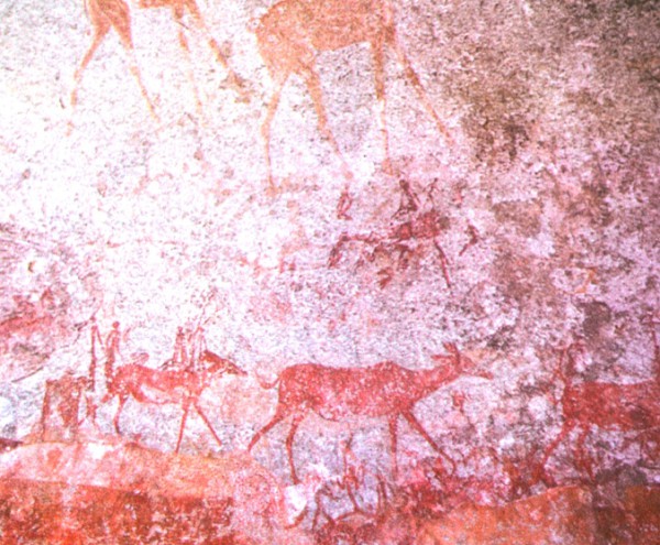 Наскальный рисунок, изображающий пасущихся вместе антилоп и жирафов. Пещера Нсва-туги, Зимбабве