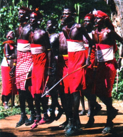 Группа восточноафриканских воинов исполняет танец заклинания дождя