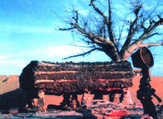 Деревянный и каменный алтари в небольшом селении Догон в Мали