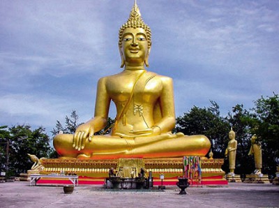 Золотая статуя будды в Таиланде