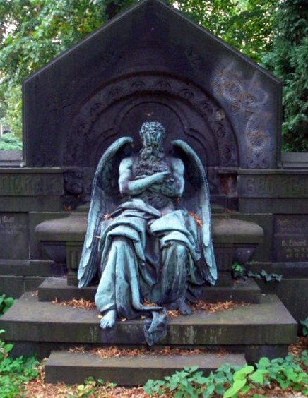 Статуя спящего Хроноса на надгробном памятнике