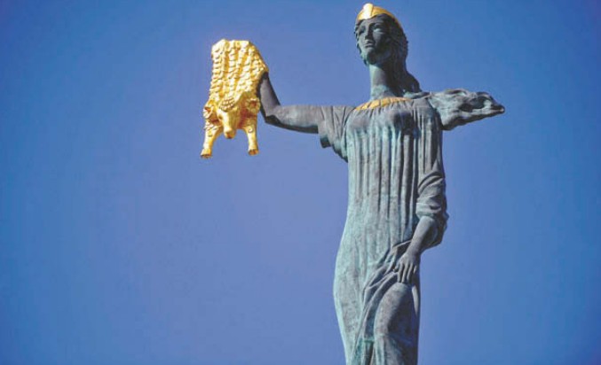 Статуя Медеи с золотым руном в центре Батуми