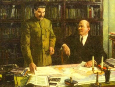 В. И. Ленин и И. В. Сталин обсуждают план ГОЭЛРО