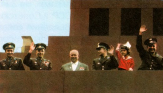 Н. С. Хрущев с космонавтами на трибуне мавзолея на Красной площади