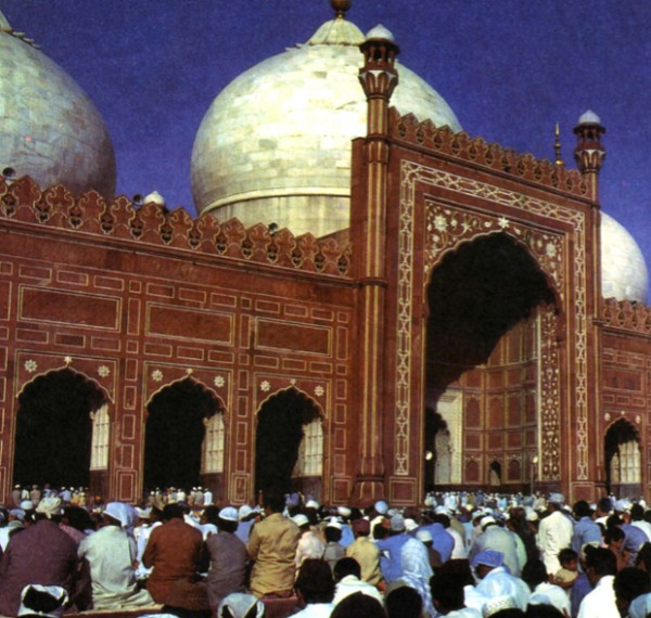 Мусульмане собираются у мечети в Лахоре