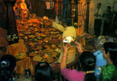 Прихожане индуистского храма в Великобритании собрались к пудже на Дивали