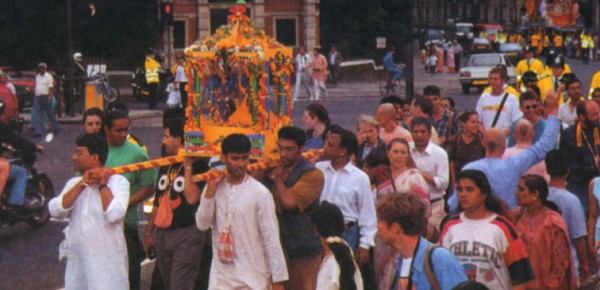 Шествие членов индуистской общины на улицах Лондона на праздник Ратха Ятра