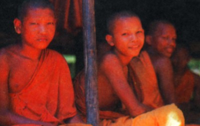 Монахи-новички в камбоджийском храме