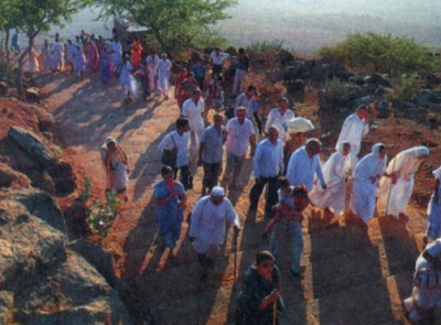 Паломники восходят на священную гору Палитана в горах Шатрунджай