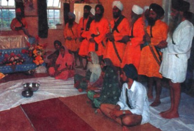 Сикхи, носящие пять К, готовятся к церемонии инициации