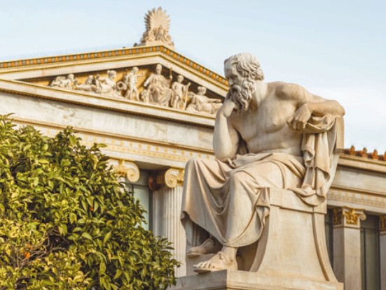 Памятник Сократу у Афинской академии наук