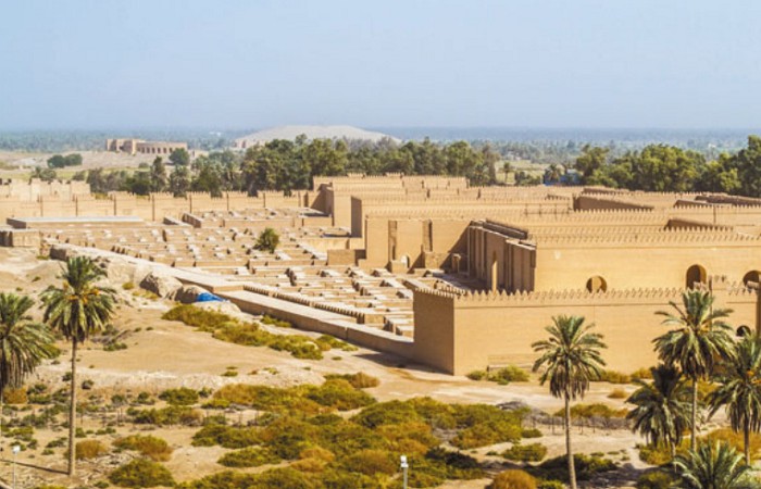 Реставрированные стены древнего Вавилона
