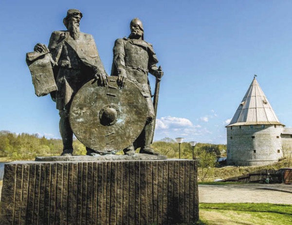 Памятник князьям Рюрику и Вещему Олегу в Старой Ладоге