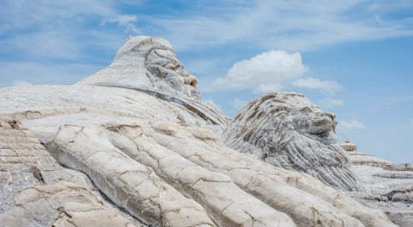 Статуя Чингисхана на соленом озере Кукунор (Цинхай) в Китае