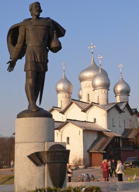 Памятник Александру Невскому возле церкви Бориса и Глеба в Плотниках, Великий Новгород