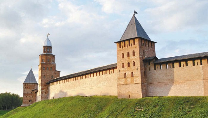 Новгородский кремль был реконструирован и укреплен великим князем Иваном III