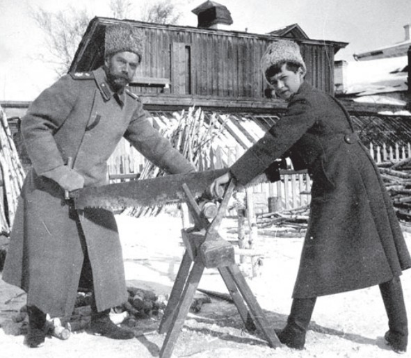 Николай II и царевич Алексей пилят дрова в Тобольске. 1918 г.