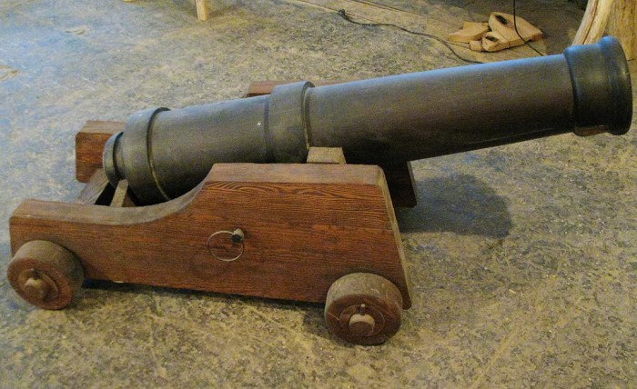 Морское орудие на деревянном лафете