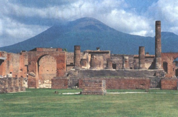 руины помпейского форума на фоне Везувия
