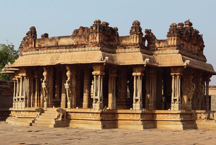 Один из храмов в Виджаянагаре. Индия