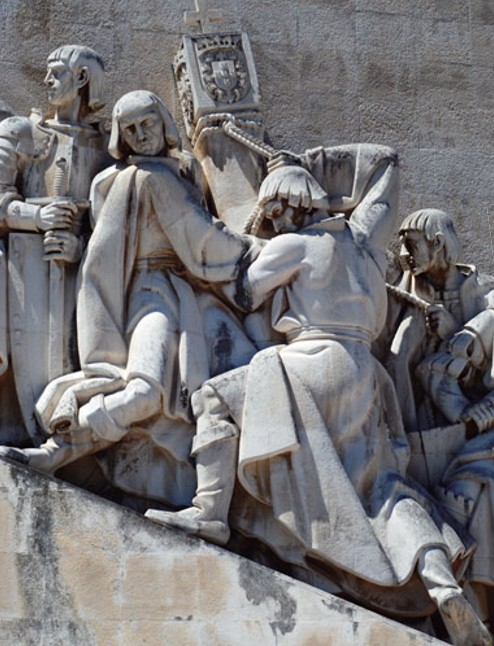 На памятнике первооткрывателям в Лиссабоне мореплаватели Диогу Кан и Бартоломеу Диаш устанавливают падран