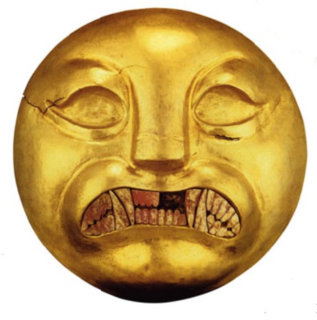 Одна из шести золотых масок с оскалом ягуара и золотая статуэтка ламы. Гробница владыки Сипана. Перу. III в.