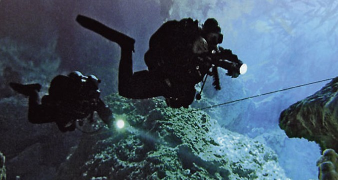 Благодаря аквалангу стало возможным проникать в подводные пещеры