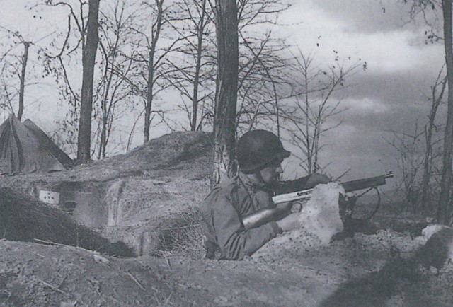Французский солдат, вооруженный американским «Томпсоном» М1А1