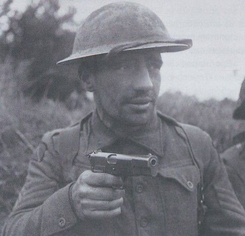 Британский сержант с гордостью демонстрирует пистолет «ФН Браунинг Хай Пауэр»