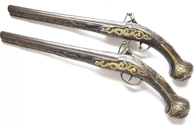 Пара искусно украшенных кремневых пистолетов XVI века