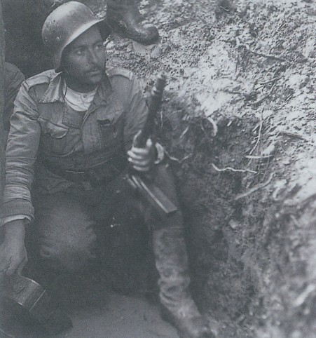 Финский солдат в окопе на Восточном фронте держит в руке «Суоми»