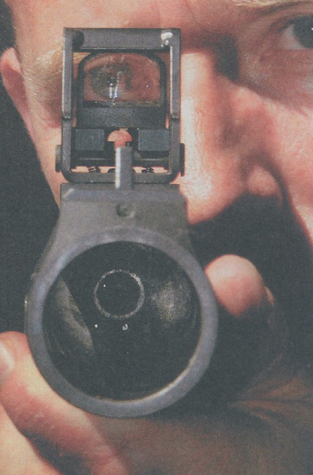 Британский полицейский с ружьем Л104АЛ