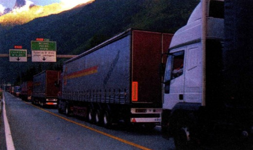 Тысячи проходящих грузовиков непрестанно загрязняют воздух в долине Шамони (Франция)