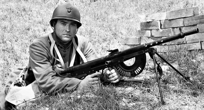 Английский солдат с ручным пулеметом «шоша»