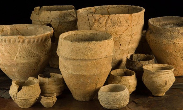 глиняная посуда времен позднего каменного века (неолита)
