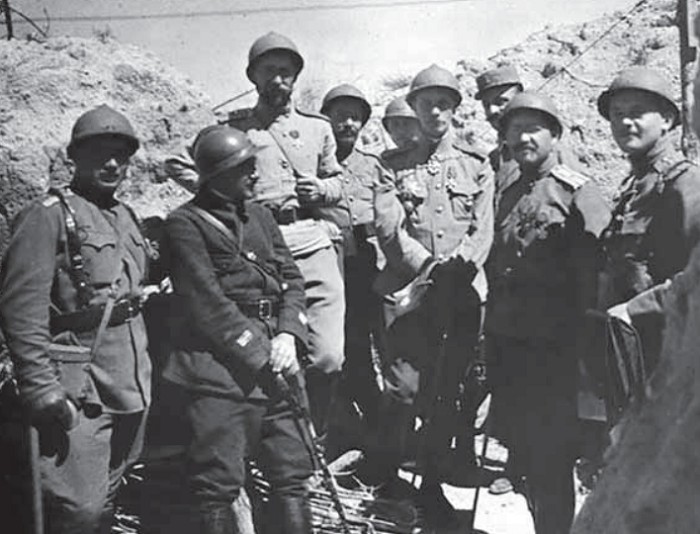 Русский экспедиционный корпус во Франции. Фотография сделана летом 1916 года 