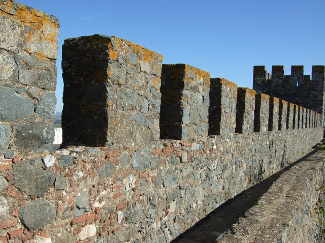 Фрагмент каменной крепостной стены.