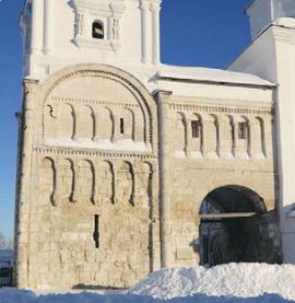 Лестничная башня и арочный переход древнего Боголюбовского замк